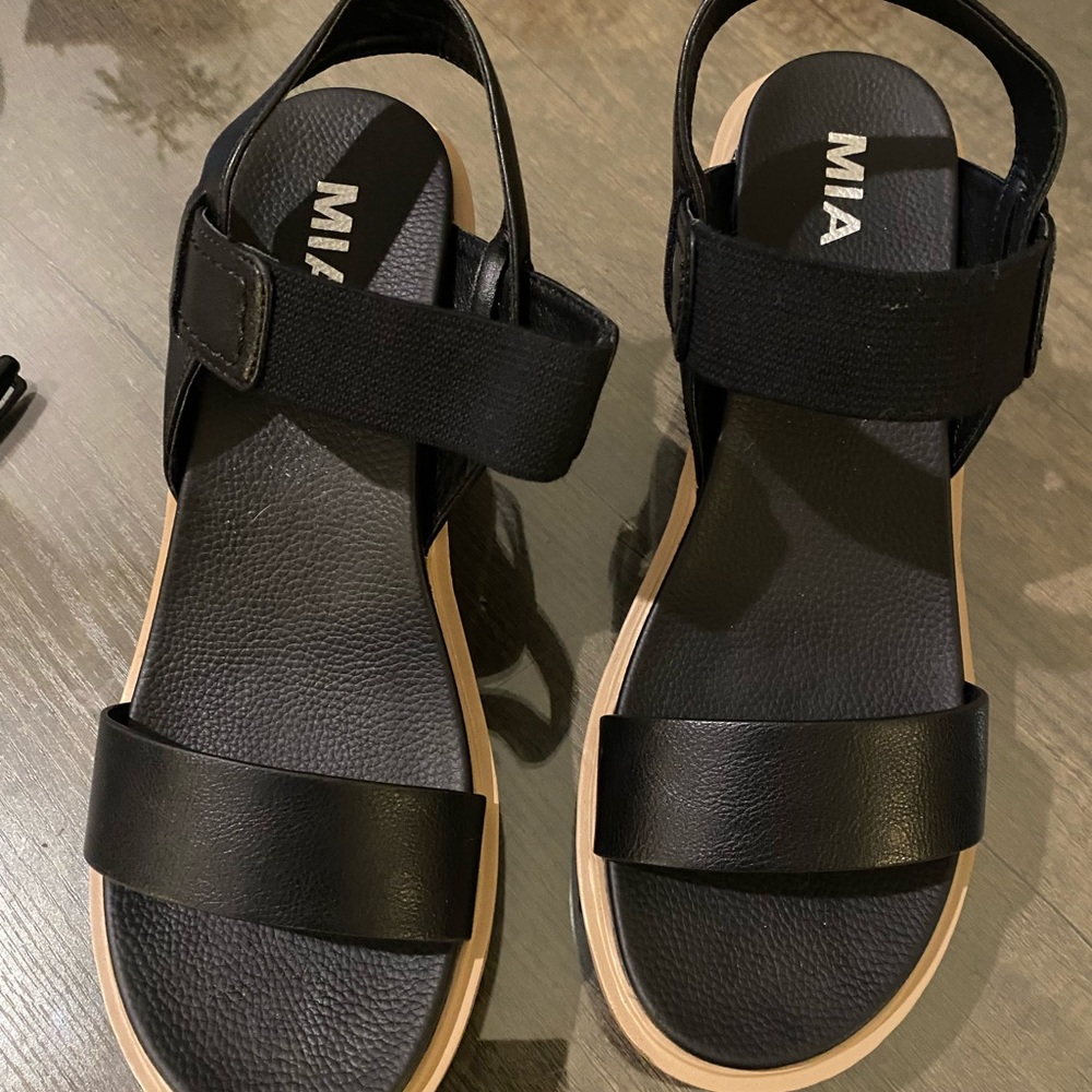 NWT MIA Black Wedge Sandals - Picture 2 of 3